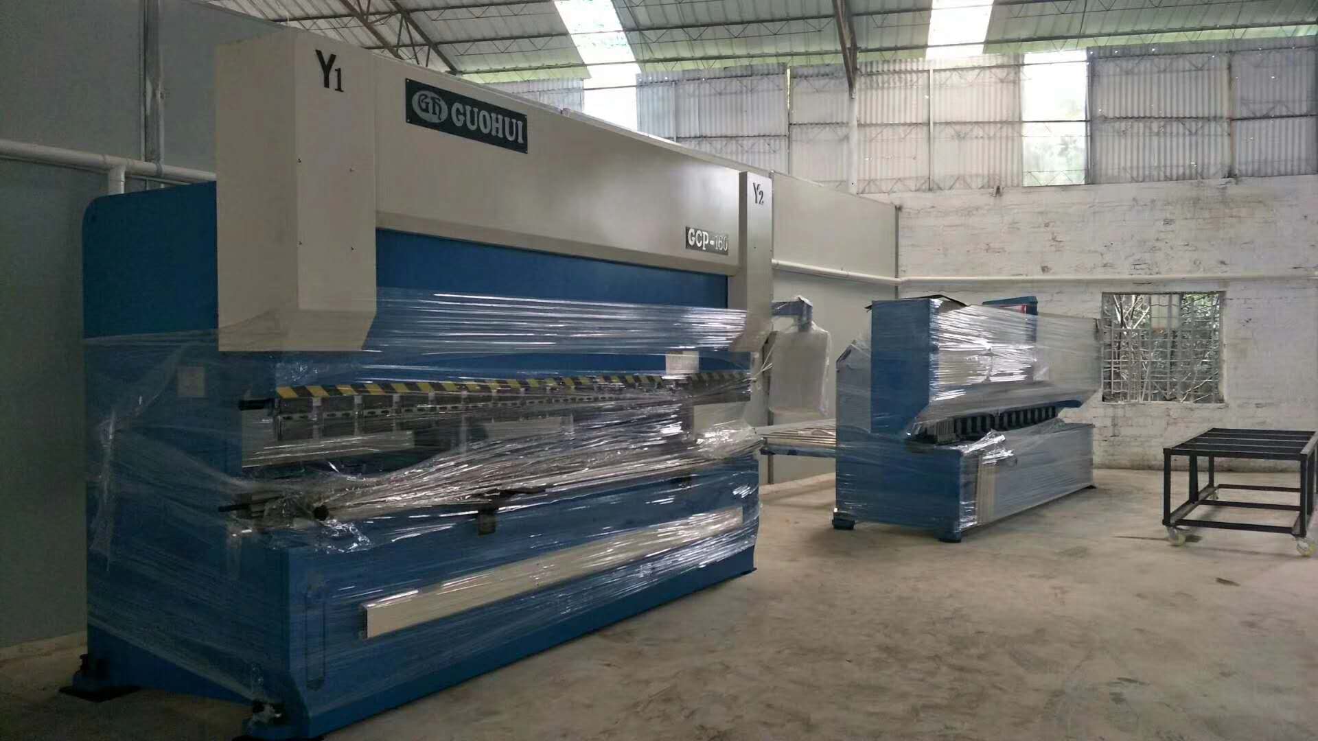 十月，金秋送爽，國(guó)輝送機(jī)